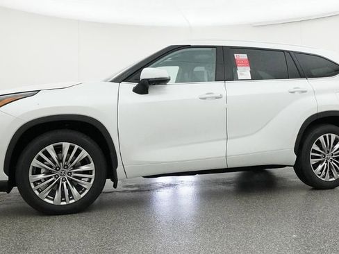 New 2026 Toyota Highlander Platinum AWD/4WD image 18