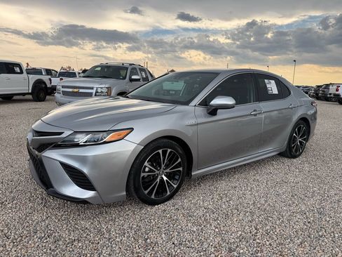 Used 2020 Toyota Camry SE FWD image 5