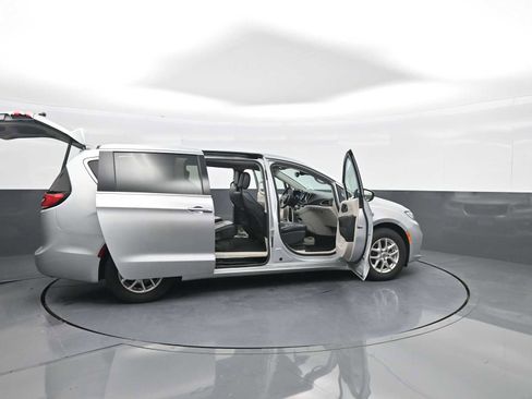 Used 2023 Chrysler Pacifica Touring-L FWD image 47