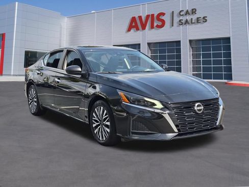 Used 2025 Nissan Altima 2.5 SV FWD image 3