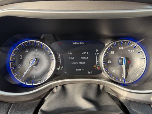 Used 2024 Chrysler Pacifica Touring-L image 19