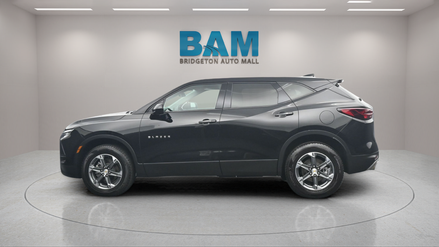 Used 2025 Chevrolet Blazer LT FWD image 3