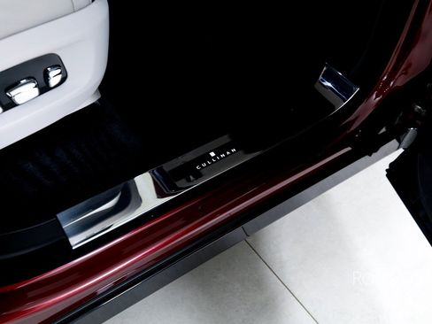 Certified 2025 Rolls-Royce Cullinan AWD/4WD image 36