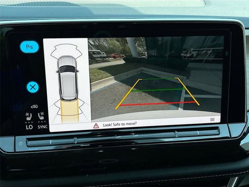 Used 2025 Volkswagen Atlas SE image 13