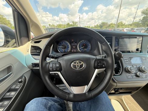Used 2017 Toyota Sienna XLE w/ XLE Navigation Package FWD image 23