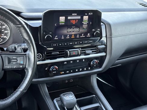 Used 2023 Nissan Pathfinder SL image 3