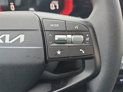 Used 2025 Kia K4 LXS image 17