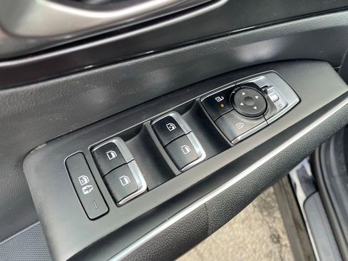 Used 2025 Kia Sorento S image 12