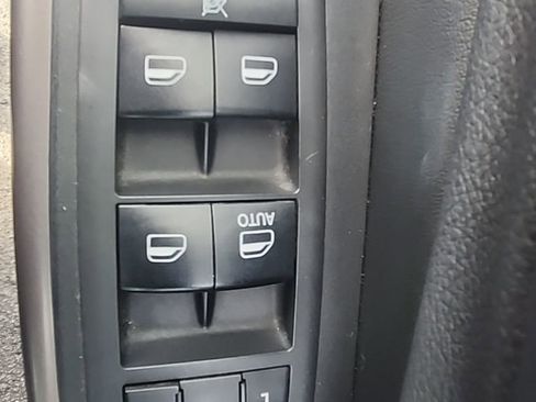 Used 2019 Jeep Cherokee Latitude w/ Popular Appearance Group image 16