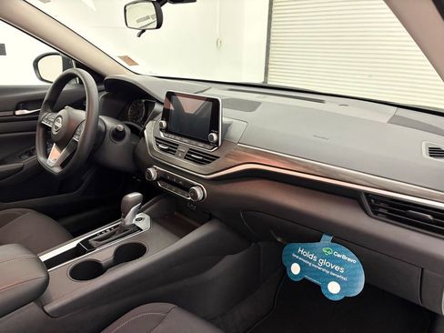 Used 2025 Nissan Altima 2.5 SV FWD image 32