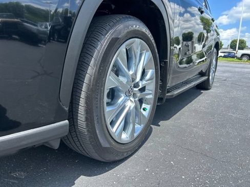 Used 2025 Toyota Highlander Limited AWD/4WD image 14