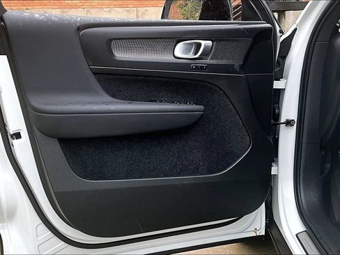 Certified 2025 Volvo XC40 B5 Plus AWD/4WD image 24