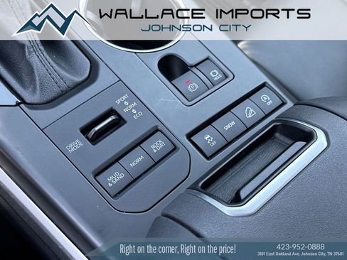 Used 2021 Toyota Highlander XLE AWD/4WD image 28