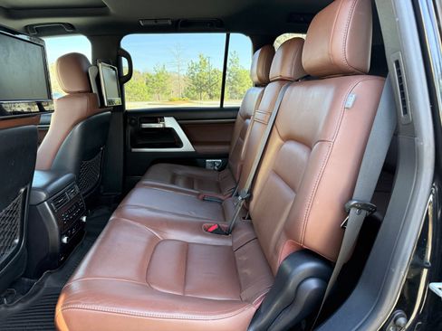 Used 2017 Toyota Land Cruiser image 37