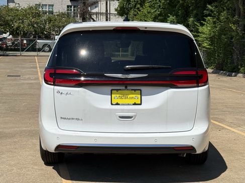 New 2026 Chrysler Pacifica Select image 6