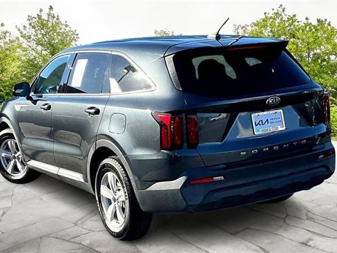 Used 2021 Kia Sorento LX image 11