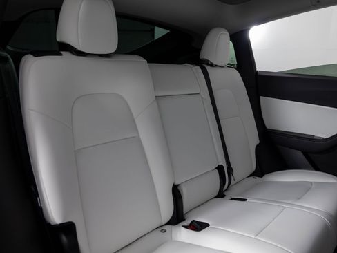 Used 2021 Tesla Model Y Long Range image 26