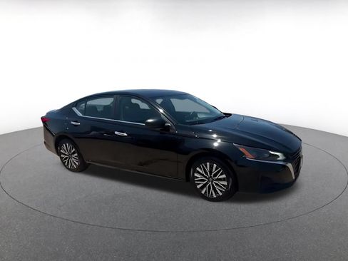 Used 2025 Nissan Altima 2.5 SV FWD image 2