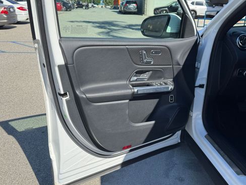 Used 2025 Mercedes-Benz GLB 250 4MATIC image 18