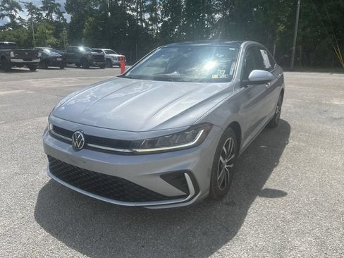 Used 2025 Volkswagen Jetta SE FWD image 4