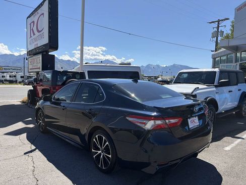 Used 2019 Toyota Camry SE FWD image 3