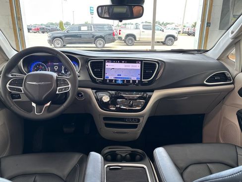 Used 2024 Chrysler Pacifica Touring-L FWD image 17