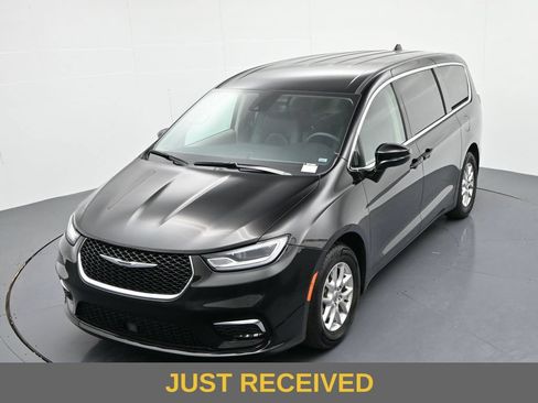 Used 2024 Chrysler Pacifica Touring-L FWD image 19