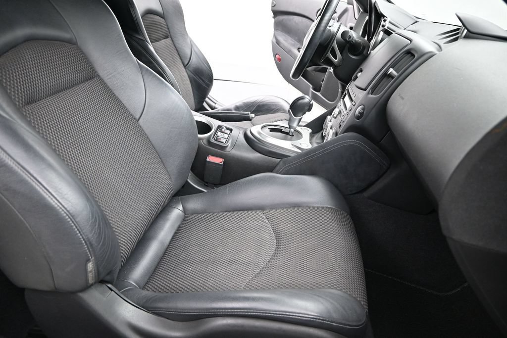 Used 2010 Nissan 370Z Touring RWD image 7