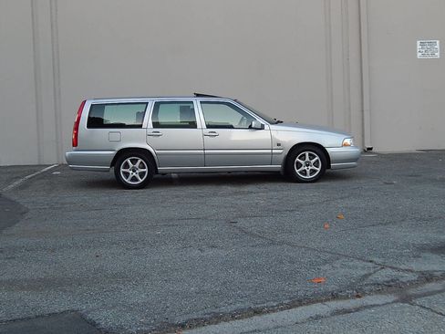 Used 2000 Volvo V70 GLT FWD image 2