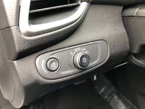 Used 2022 Chevrolet Trax LT w/ LT Convenience Package image 21