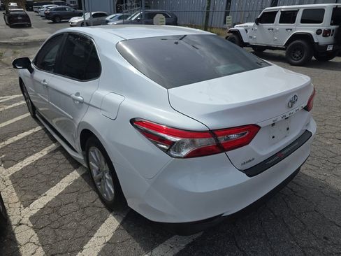 Used 2018 Toyota Camry LE w/ Convenience Package FWD image 3