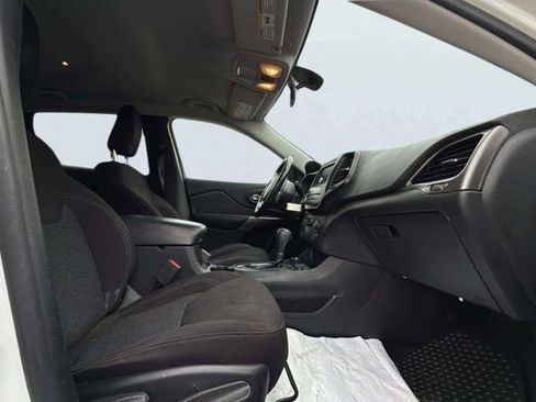 Used 2019 Jeep Cherokee Latitude w/ Cold Weather Group image 13