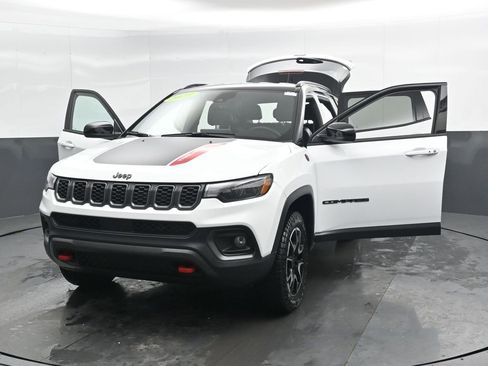 Used 2025 Jeep Compass Trailhawk image 51
