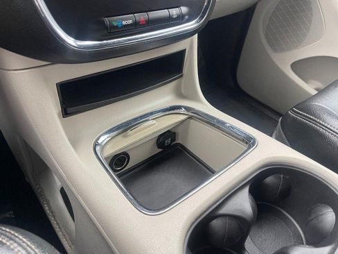 Used 2018 Dodge Grand Caravan SXT FWD image 30