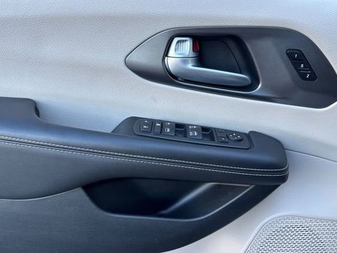 Used 2024 Chrysler Pacifica Touring-L image 11