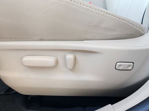 Used 2013 Toyota Venza Limited w/ Preferred Accessory Pkg #1 image 16