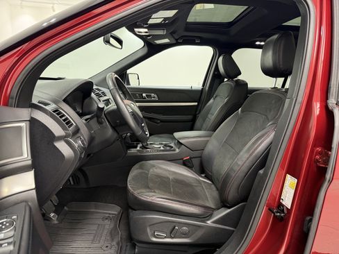 Used 2018 Ford Explorer XLT w/ Equipment Group 202A image 11