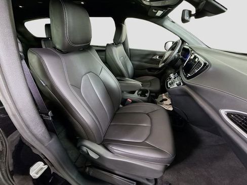 Used 2025 Chrysler Pacifica Select image 28