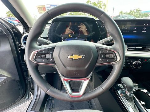 Used 2025 Chevrolet Trax LT w/ LT Convenience Package FWD image 11