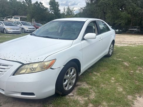 Used 2009 Toyota Camry LE FWD image 2