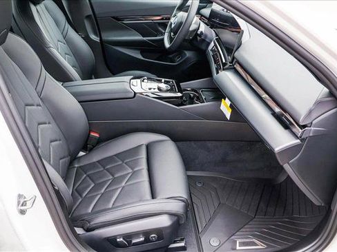 Used 2025 BMW i5 xDrive40 w/ Premium Package image 25