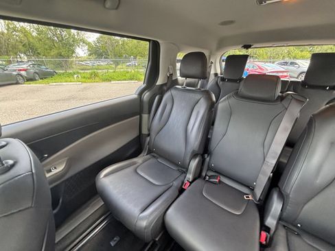Used 2026 Kia Carnival FWD image 42