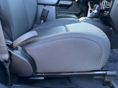 Used 2019 Jeep Wrangler Sport AWD/4WD image 30