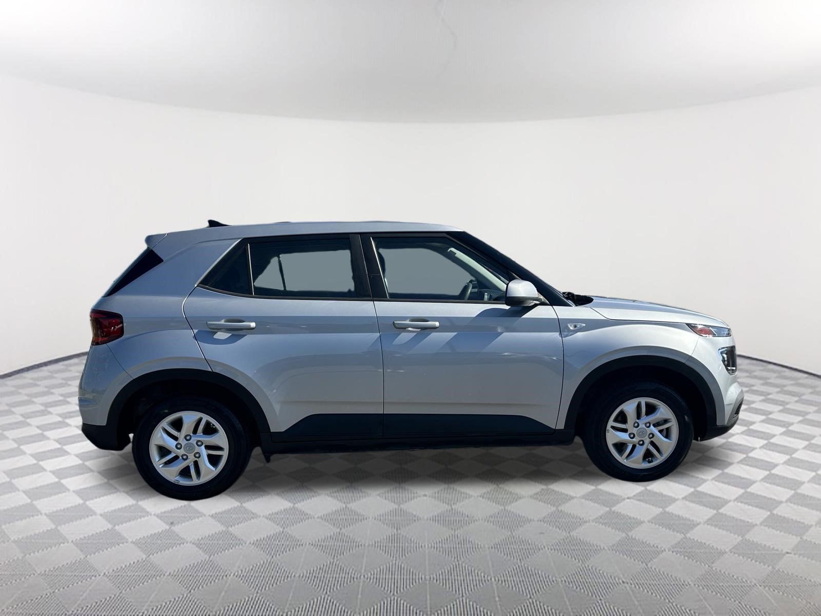 Used 2022 Hyundai Venue SE w/ Cargo Package FWD image 4