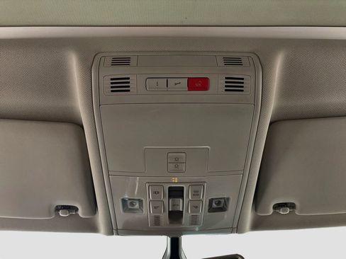 Used 2019 Volkswagen Tiguan SEL FWD image 18