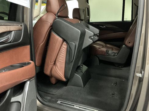 Used 2016 Cadillac Escalade ESV Luxury image 27