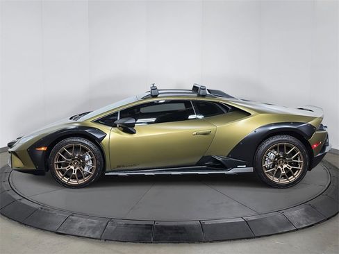 Used 2024 Lamborghini Huracan Sterrato image 2