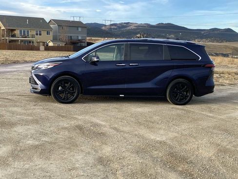 Used 2022 Toyota Sienna Platinum image 10