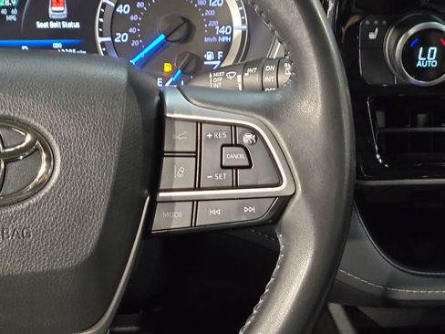 Used 2023 Toyota Highlander XLE AWD/4WD image 29