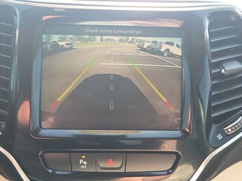 Used 2019 Jeep Cherokee Limited FWD image 32